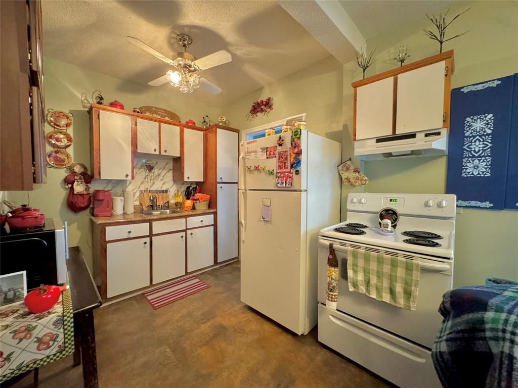 7 VARDY'S AVENUE, CLARENVILLE, Newfoundland, Canada A5A 2A4, ,8 BathroomsBathrooms,Residential,For Sale,VARDY'S AVENUE,5886