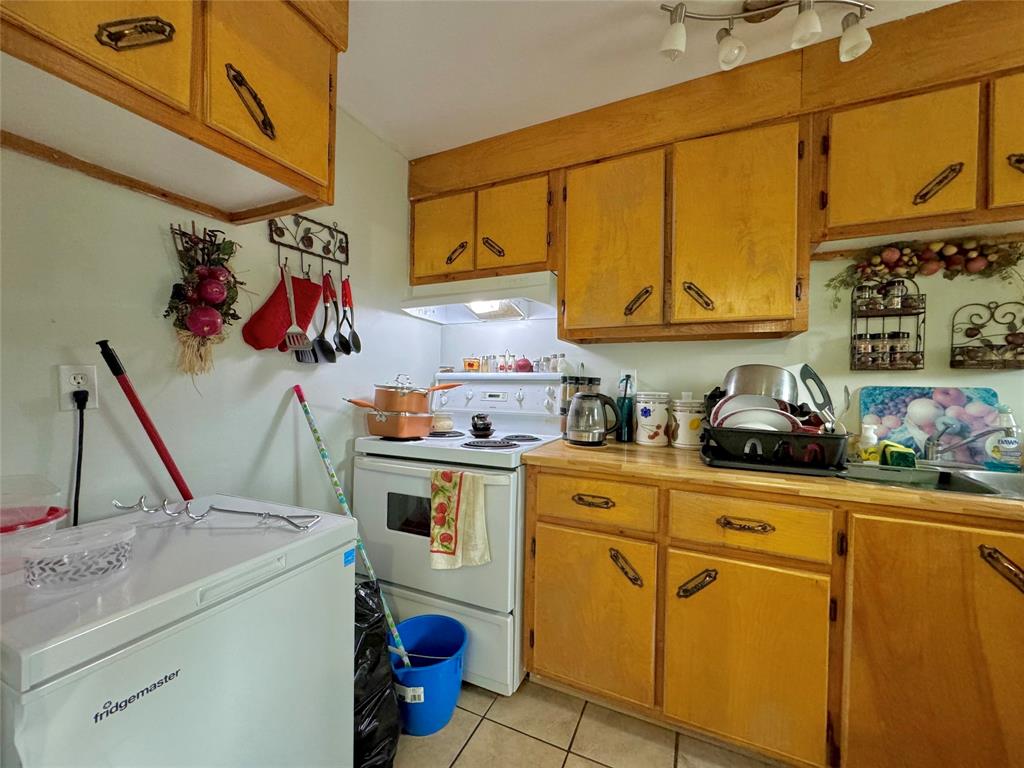 7 VARDY'S AVENUE, CLARENVILLE, Newfoundland, Canada A5A 2A4, ,8 BathroomsBathrooms,Residential,For Sale,VARDY'S AVENUE,5886