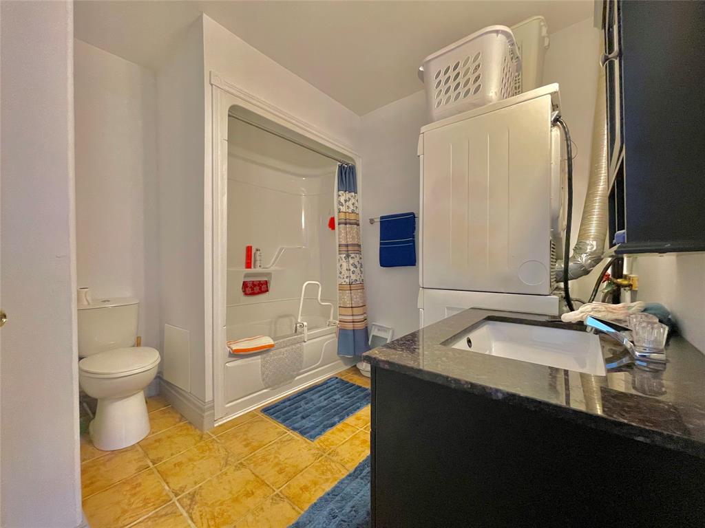 7 VARDY'S AVENUE, CLARENVILLE, Newfoundland, Canada A5A 2A4, ,8 BathroomsBathrooms,Residential,For Sale,VARDY'S AVENUE,5886