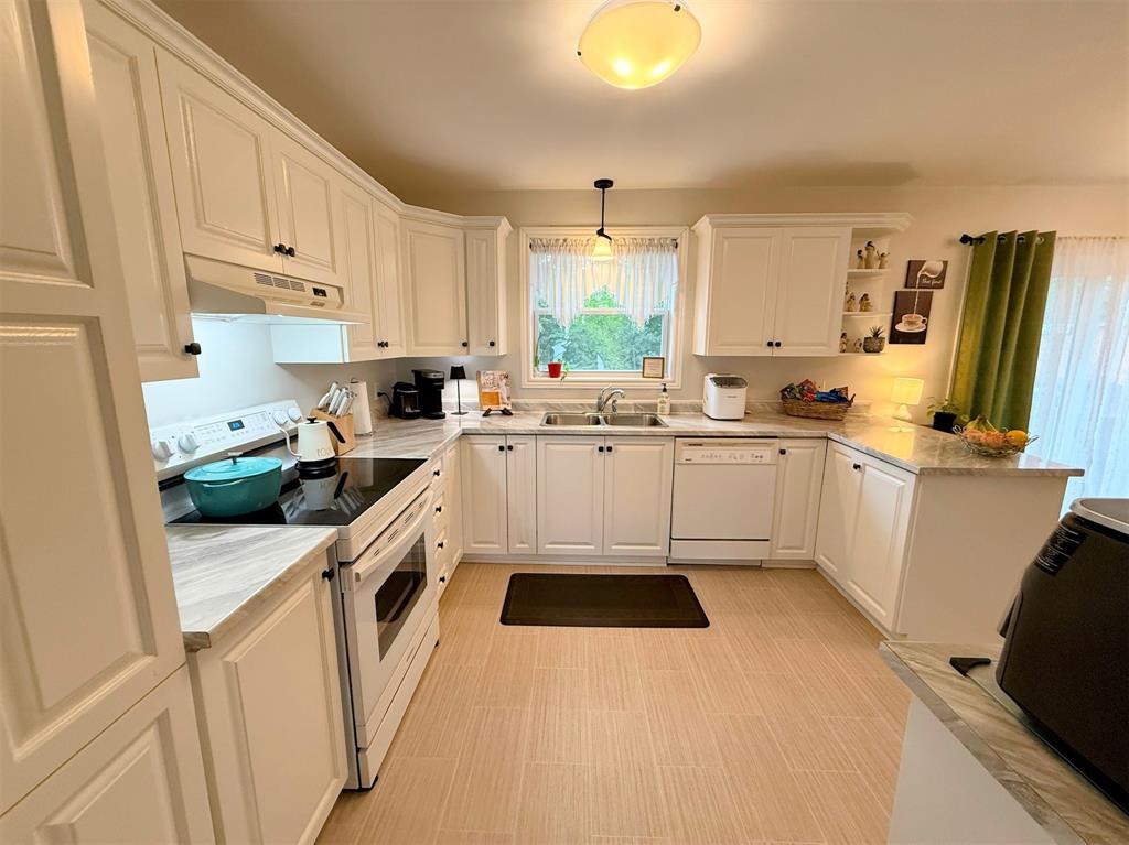 15 HIBERNIA DRIVE, CLARENVILLE, Newfoundland, Canada A5N 1H5, ,3 BathroomsBathrooms,Residential,Sold,HIBERNIA DRIVE,5933