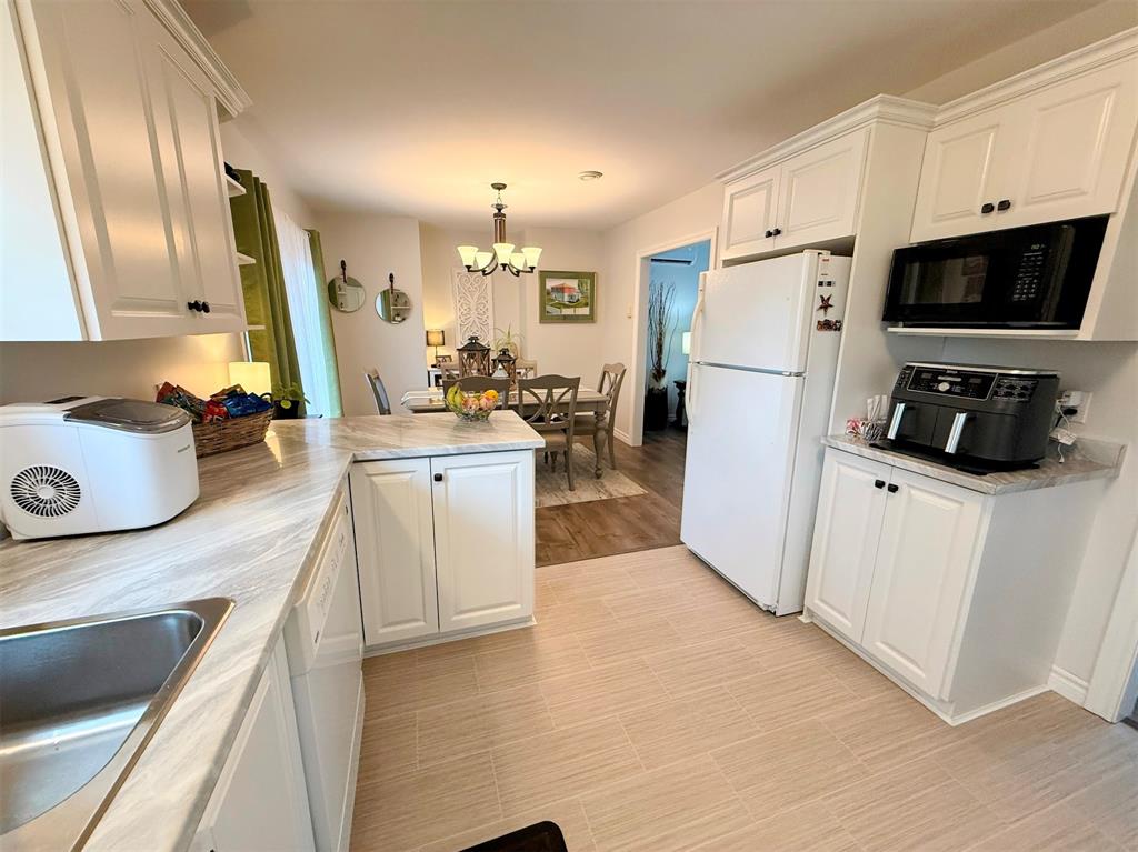 15 HIBERNIA DRIVE, CLARENVILLE, Newfoundland, Canada A5N 1H5, ,3 BathroomsBathrooms,Residential,Sold,HIBERNIA DRIVE,5933