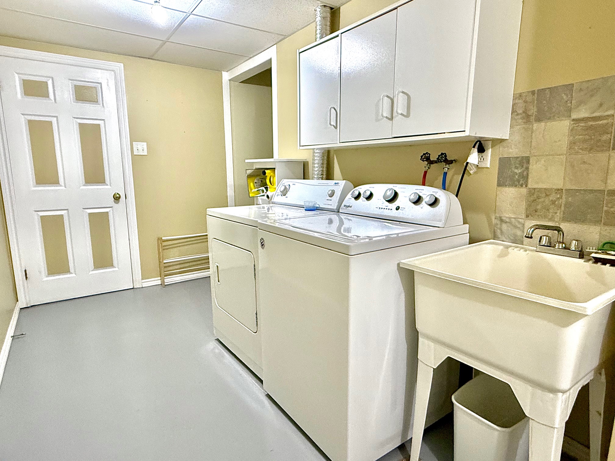 21 HIBERNIA DRIVE, CLARENVILLE, Newfoundland, Canada A5A 1H5, ,3 BathroomsBathrooms,Residential,Sale Pending,HIBERNIA DRIVE,5959