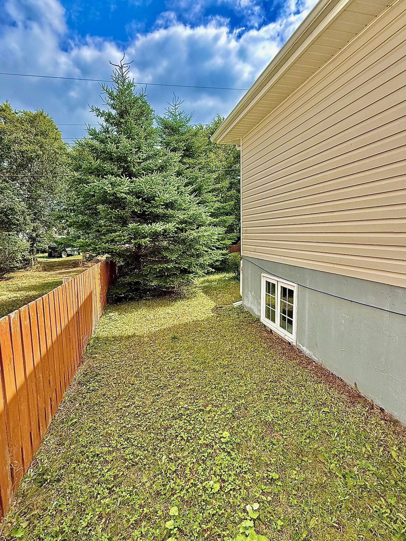 21 HIBERNIA DRIVE, CLARENVILLE, Newfoundland, Canada A5A 1H5, ,3 BathroomsBathrooms,Residential,Sale Pending,HIBERNIA DRIVE,5959