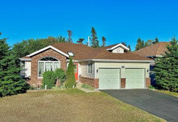 21 HIBERNIA DRIVE, CLARENVILLE, Newfoundland, Canada A5A 1H5, ,3 BathroomsBathrooms,Residential,Sale Pending,HIBERNIA DRIVE,5959