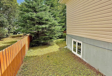 21 HIBERNIA DRIVE, CLARENVILLE, Newfoundland, Canada A5A 1H5, ,3 BathroomsBathrooms,Residential,Sale Pending,HIBERNIA DRIVE,5959