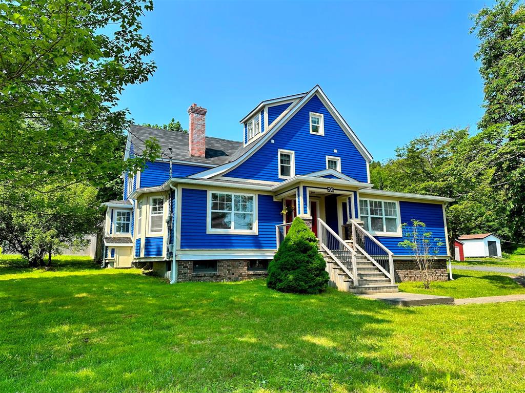 68-70 MEMORIAL DRIVE, CLARENVILLE, Newfoundland, Canada A5A 1N4, ,5 BathroomsBathrooms,Residential,For Sale,MEMORIAL DRIVE,5977