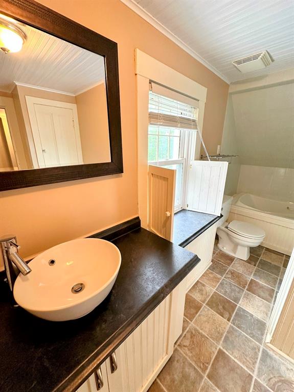 68-70 MEMORIAL DRIVE, CLARENVILLE, Newfoundland, Canada A5A 1N4, ,5 BathroomsBathrooms,Residential,For Sale,MEMORIAL DRIVE,5977