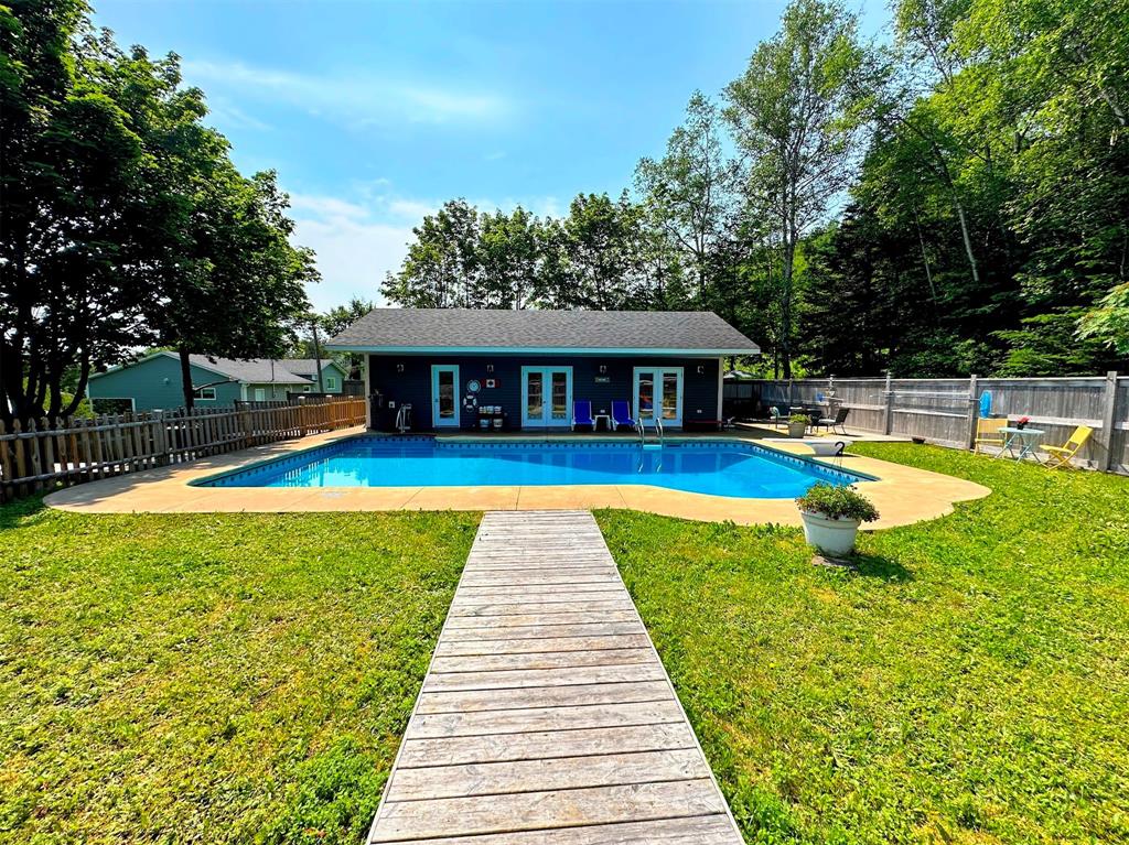 68-70 MEMORIAL DRIVE, CLARENVILLE, Newfoundland, Canada A5A 1N4, ,5 BathroomsBathrooms,Residential,For Sale,MEMORIAL DRIVE,5977