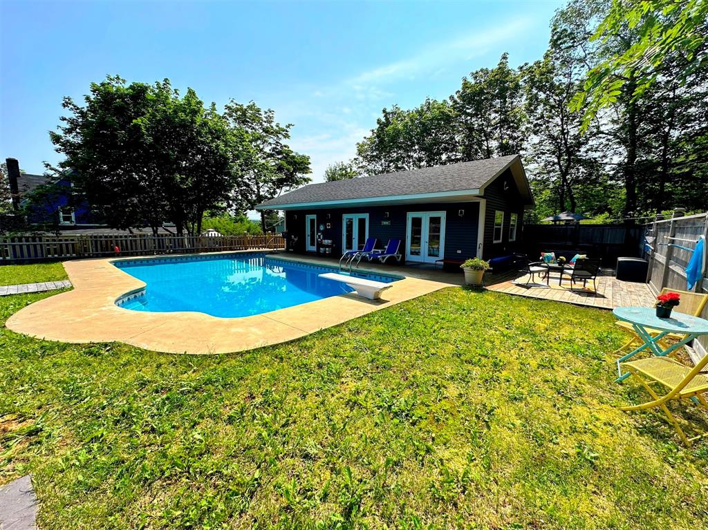 68-70 MEMORIAL DRIVE, CLARENVILLE, Newfoundland, Canada A5A 1N4, ,5 BathroomsBathrooms,Residential,For Sale,MEMORIAL DRIVE,5977