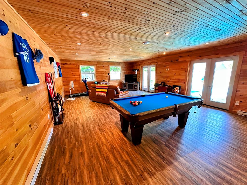 68-70 MEMORIAL DRIVE, CLARENVILLE, Newfoundland, Canada A5A 1N4, ,5 BathroomsBathrooms,Residential,For Sale,MEMORIAL DRIVE,5977