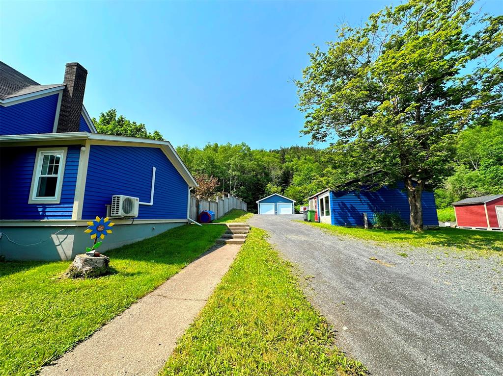 68-70 MEMORIAL DRIVE, CLARENVILLE, Newfoundland, Canada A5A 1N4, ,5 BathroomsBathrooms,Residential,For Sale,MEMORIAL DRIVE,5977