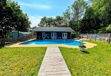 68-70 MEMORIAL DRIVE, CLARENVILLE, Newfoundland, Canada A5A 1N4, ,5 BathroomsBathrooms,Residential,For Sale,MEMORIAL DRIVE,5977