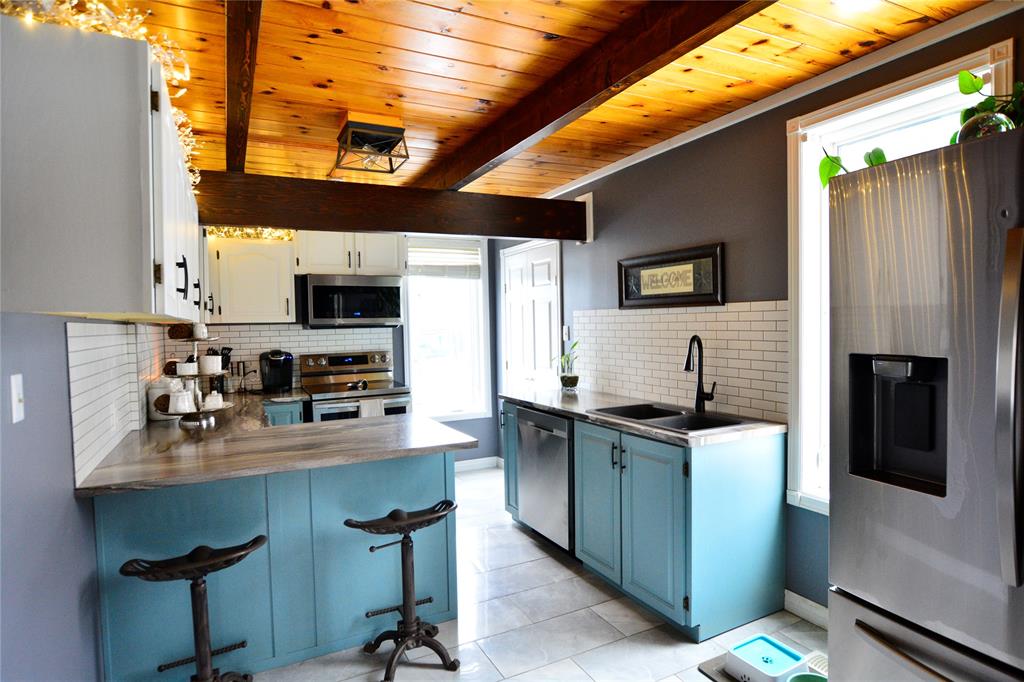 110-114 POINT ROAD, HARBOUR MAIN-CHAPEL'S COVE-LKAEVIEW, Newfoundland, Canada A0A 1V0, ,2 BathroomsBathrooms,Residential,Sale Pending,POINT ROAD,6093