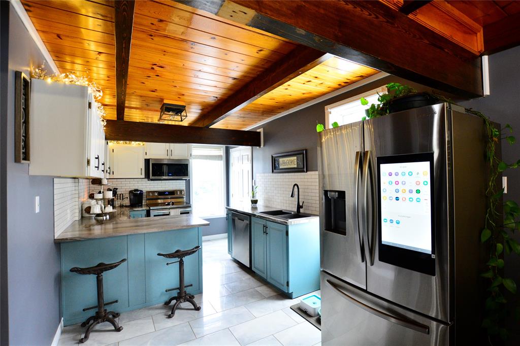 110-114 POINT ROAD, HARBOUR MAIN-CHAPEL'S COVE-LKAEVIEW, Newfoundland, Canada A0A 1V0, ,2 BathroomsBathrooms,Residential,Sale Pending,POINT ROAD,6093