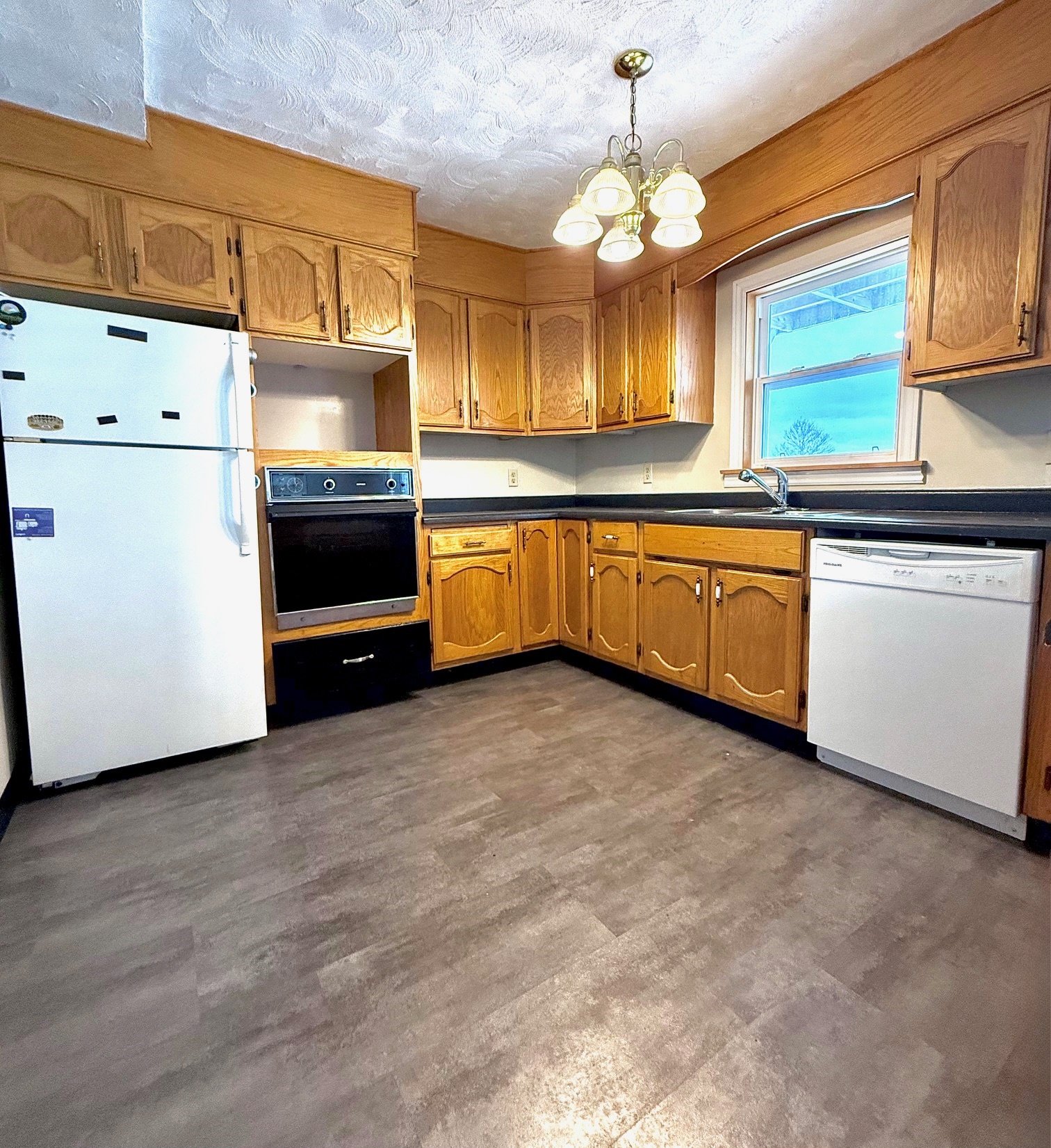 111 MARINE DRIVE, CLARENVILLE, Newfoundland, Canada A5A 1M6, ,2 BathroomsBathrooms,Residential,For Sale,MARINE DRIVE,6103