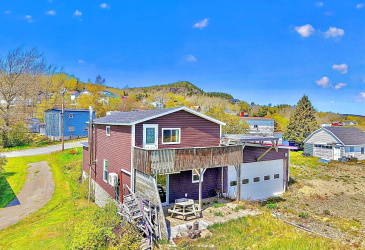 111 MARINE DRIVE, CLARENVILLE, Newfoundland, Canada A5A 1M6, ,2 BathroomsBathrooms,Residential,For Sale,MARINE DRIVE,6103