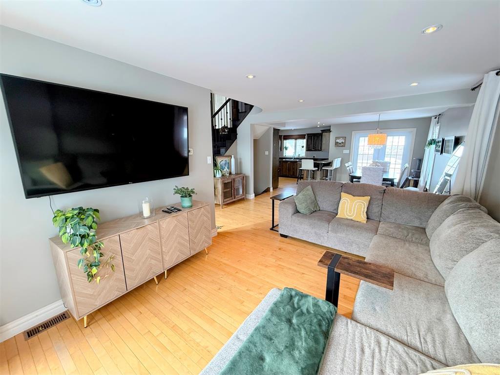 30 CLEARWATER DRIVE, CLARENVILLE, Newfoundland, Canada A5A 4P6, ,2 BathroomsBathrooms,Residential,Sale Pending,CLEARWATER DRIVE,6105