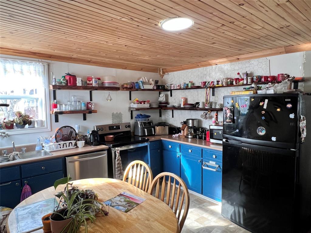 9-11 SMITH STREET, BAY ROBERTS, Newfoundland, Canada A0A 1G0, ,1 BathroomBathrooms,Residential,For Sale,SMITH STREET,6116