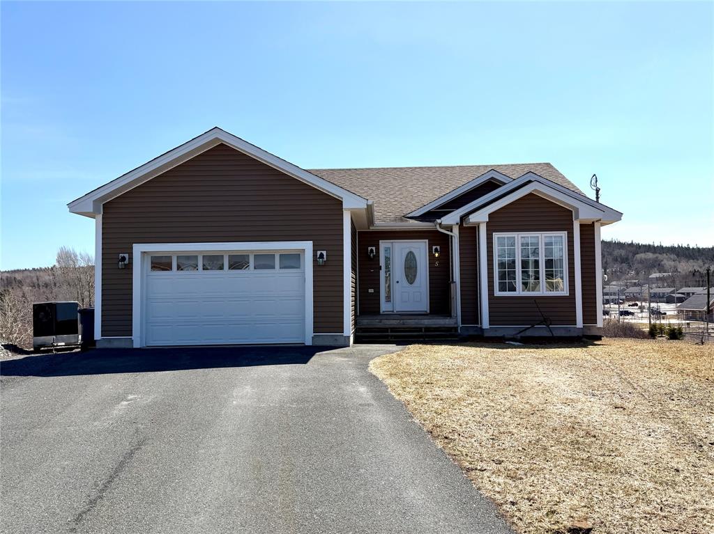 5 ELIZABETH PLACE, CLARENVILLE, Newfoundland, Canada A5A 0C8, ,2 BathroomsBathrooms,Residential,For Sale,ELIZABETH PLACE,6162
