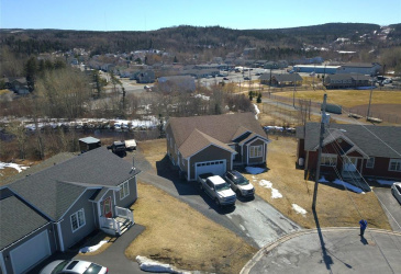 5 ELIZABETH PLACE, CLARENVILLE, Newfoundland, Canada A5A 0C8, ,2 BathroomsBathrooms,Residential,For Sale,ELIZABETH PLACE,6162