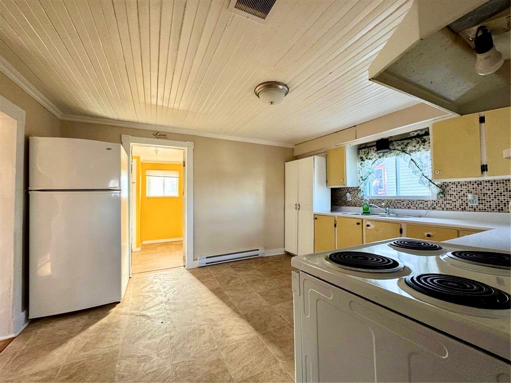 116 MARINE DRIVE, CLARENVILLE, Newfoundland, Canada A5A 1M6, ,1 BathroomBathrooms,Residential,For Sale,MARINE DRIVE,6201