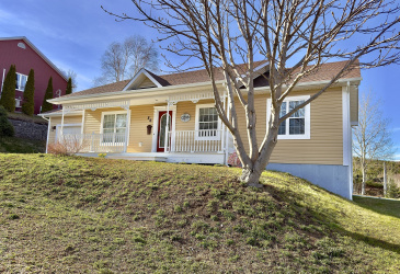 20-22 BLUNDON DRIVE, CLARENVILLE, Newfoundland, Canada A5A 4E2, ,2 BathroomsBathrooms,Residential,For Sale,BLUNDON DRIVE,6203