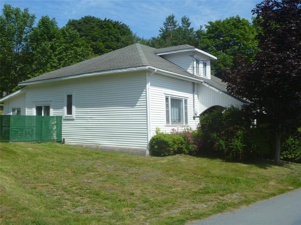 16 PATRICK STREET, CARBONEAR, Newfoundland, Canada A1Y 1B7, ,2 BathroomsBathrooms,Residential,For Sale,PATRICK STREET,6502