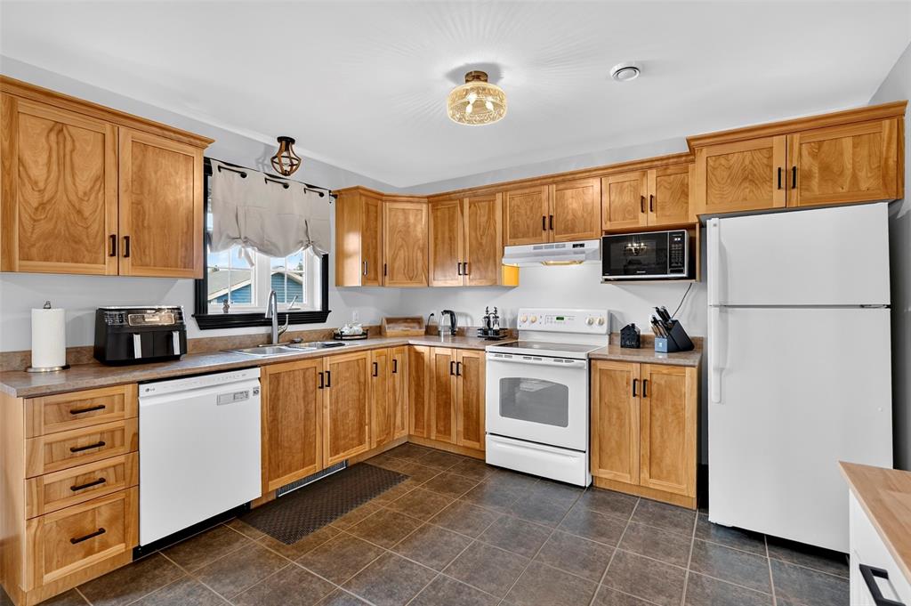 21-23 BISHOP'S ROAD, BAY ROBERTS, Newfoundland, Canada A0A 1G0, ,3 BathroomsBathrooms,Residential,For Sale,BISHOP'S ROAD,6580